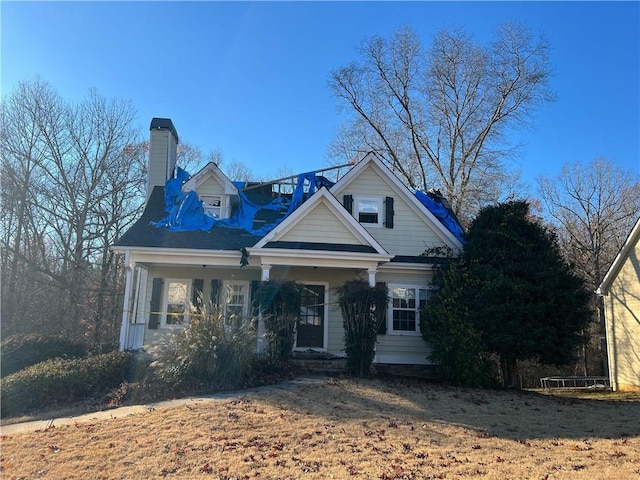 view of front of property featuring a front yard