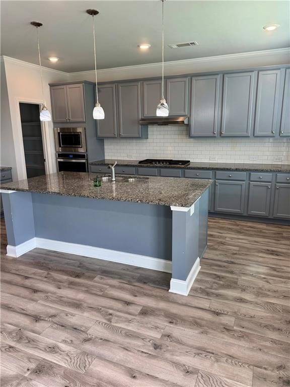 4416 Birch Meadow Trl, Gainesville, GA 30504 - kitchen featuring a sink, crown molding, stainless steel appliances, wood finished floors, and gray cabinets