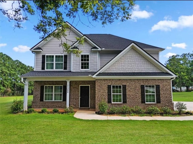 craftsman inspired home featuring a front yard