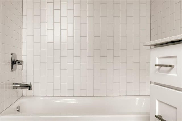 bathroom with tiled shower / bath