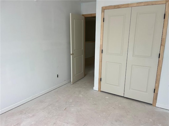 unfurnished bedroom featuring a closet and baseboards