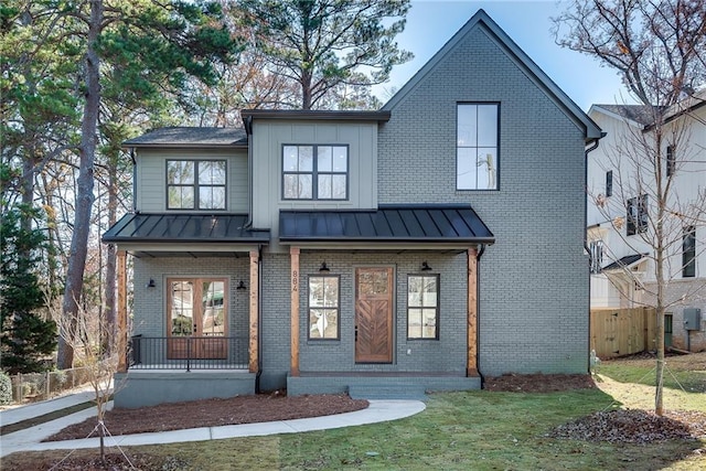 view of front of property featuring a porch and a front lawn