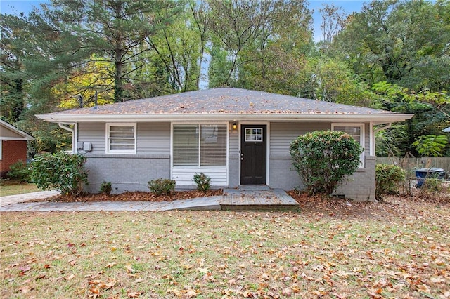 view of front of home featuring a front lawn