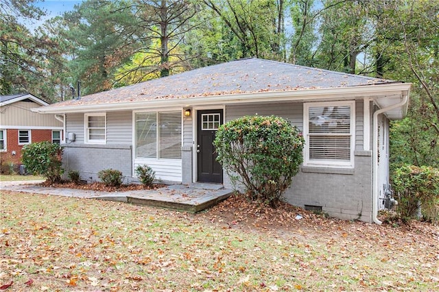 single story home with a front lawn