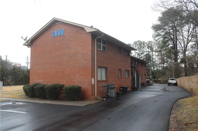 2400 N Beverly Hills Dr, Chamblee, GA 30341 - view of side of property with central AC