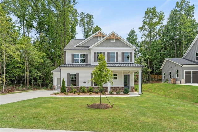 craftsman inspired home featuring a front yard