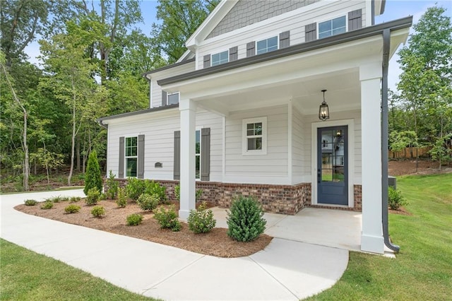 view of front of property featuring a porch and a front yard