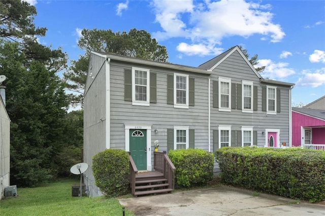 view of front of property featuring a front lawn