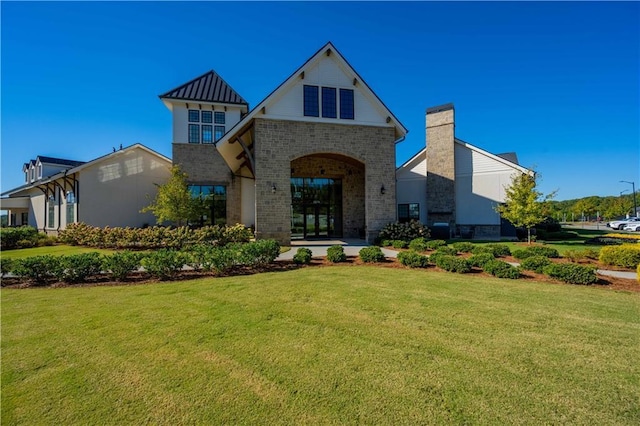 view of front of property featuring a front lawn