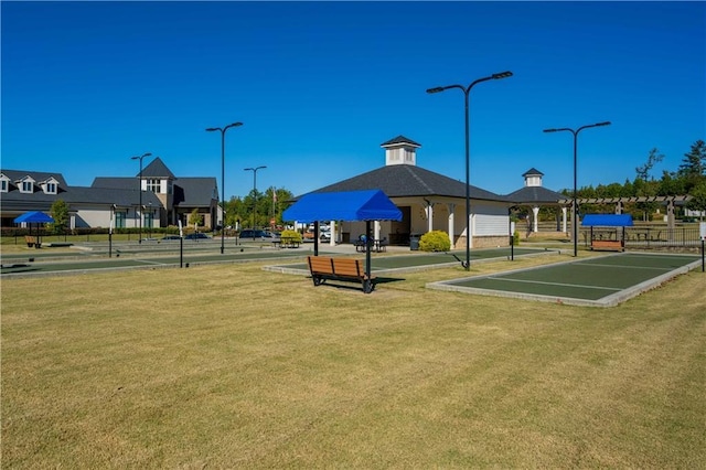 view of property's community featuring a lawn