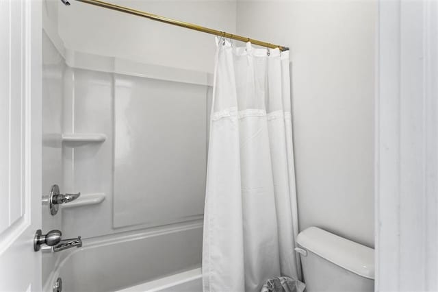 full bath with toilet and shower / tub combo with curtain