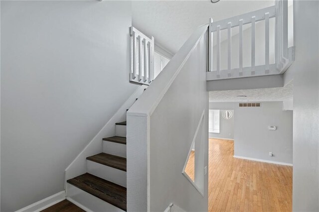 700 Bayliss Dr, Marietta, GA 30068 - spare room with baseboards, visible vents, an inviting chandelier, and wood-type flooring