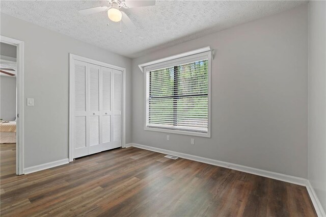 700 Bayliss Dr, Marietta, GA 30068 - full bath with toilet, curtained shower, vanity, baseboards, and visible vents