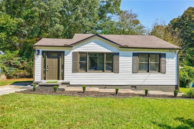 view of front facade featuring a front yard