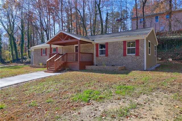 single story home featuring a front lawn