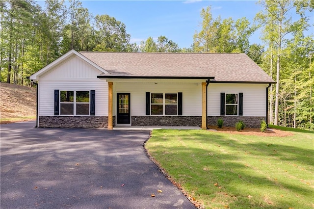 view of front of property with a front yard