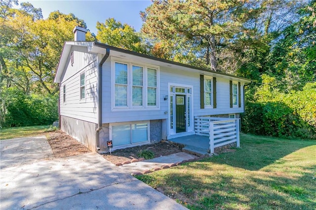 bi-level home featuring a front yard