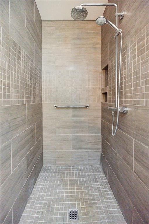 3030 Spalding Dr, Sandy Springs, GA 30350 - bathroom with tiled shower