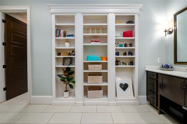 walk in closet with wood-type flooring