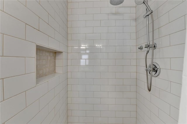 bathroom featuring tiled shower