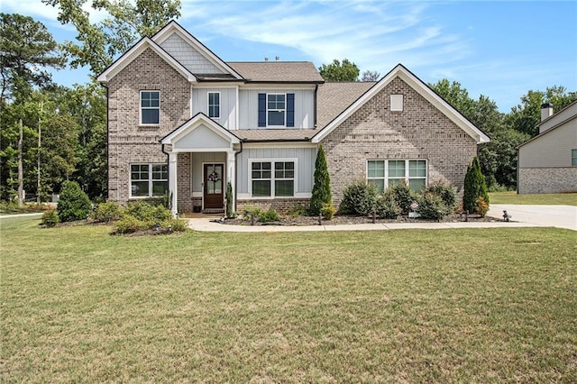 craftsman inspired home featuring a front lawn