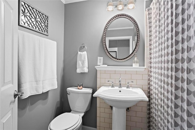 261 Lamplighter Ln SE, Marietta, GA 30067 - full bath featuring tile walls, a shower with shower curtain, and crown molding