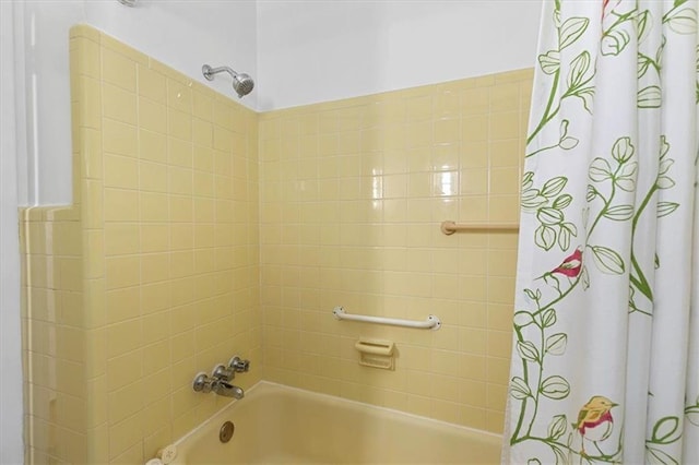 bathroom featuring shower / bath combo with shower curtain