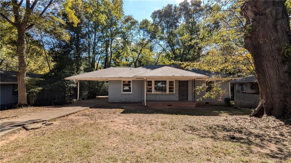 view of front facade featuring covered porch and a carport