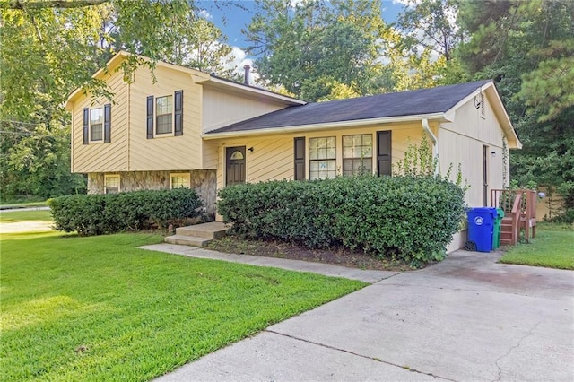 tri-level home with a front lawn