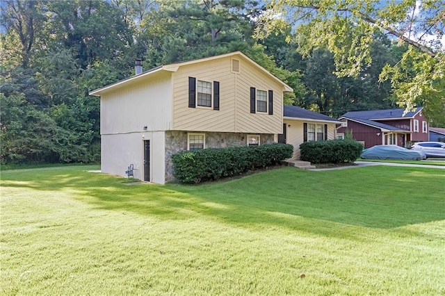 tri-level home featuring a front yard