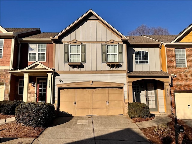 view of front facade featuring a garage