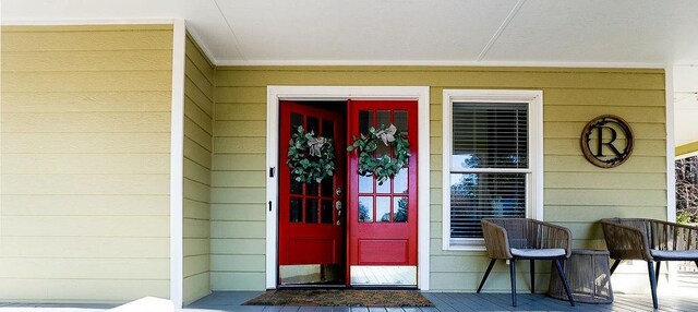 view of front facade with a porch and a front yard