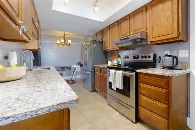 kitchen with brown cabinetry, stainless steel appliances, under cabinet range hood, a chandelier, and a sink