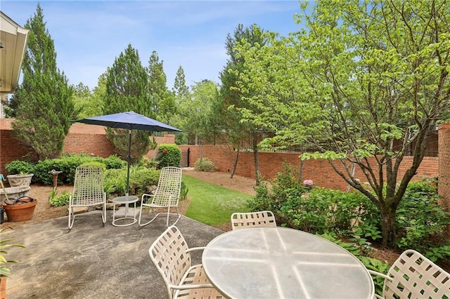 6259 Spalding Dr, Peachtree Corners, GA 30092 - view of patio with outdoor dining space and a fenced backyard