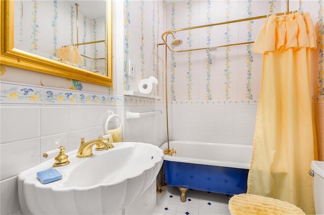4 Arc Way NE, Atlanta, GA 30305 - full bath with a sink, toilet, tile patterned flooring, shower / bath combo with shower curtain, and tile walls