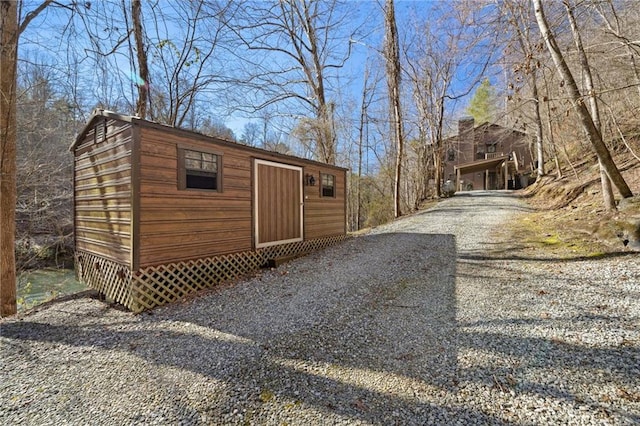 view of outdoor structure with an outbuilding and driveway