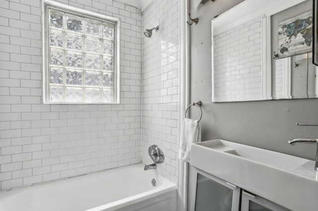 bathroom with tiled shower / bath combo