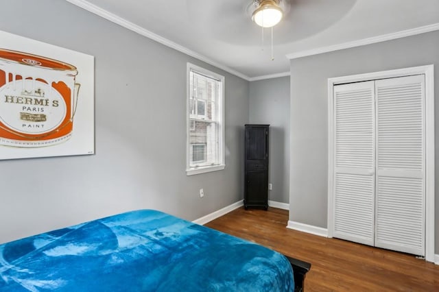 bedroom featuring a closet, ornamental molding, dark hardwood / wood-style floors, and ceiling fan