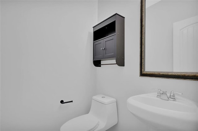 581 Collingsworth Ln, Lawrenceville, GA 30043 - half bathroom featuring a sink and toilet