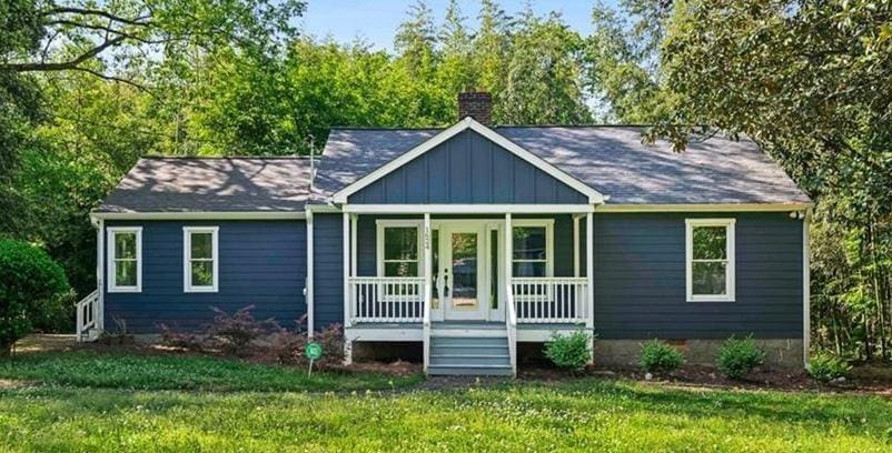 view of front of house featuring a porch and a front lawn