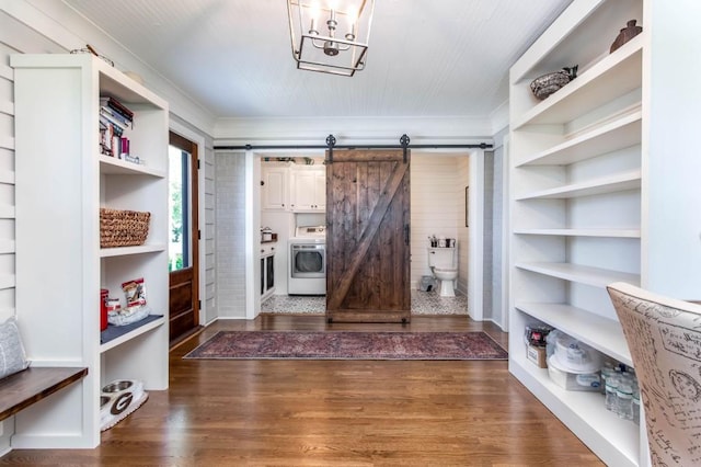 mudroom featuring washer / dryer, a barn door, wood finished floors, and a chandelier