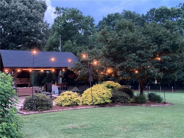 view of green lawn