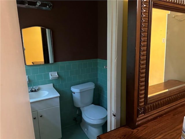 1681 SW Hammond Woods Cir SW, Marietta, GA 30008 - bathroom featuring vanity, toilet, wainscoting, and tile walls