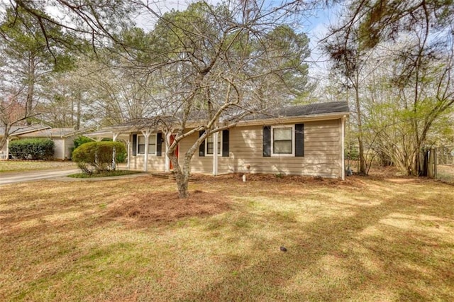 view of front facade with a front yard