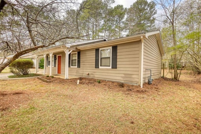 ranch-style home with a front yard