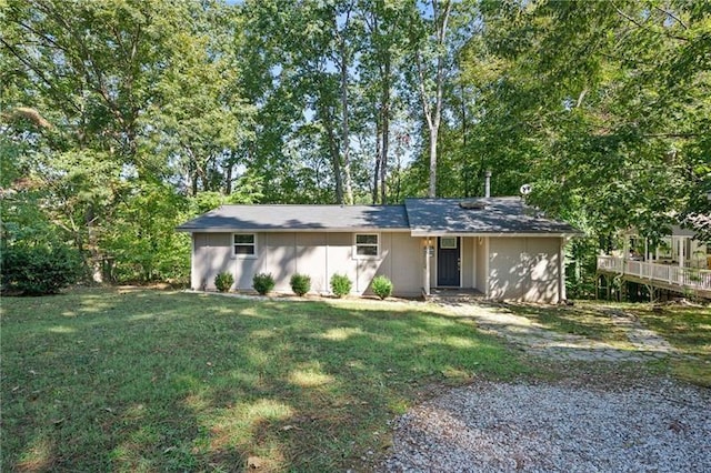 single story home featuring a front lawn