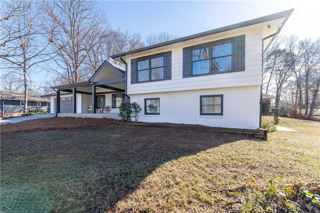 view of front of home featuring a front yard and covered porch