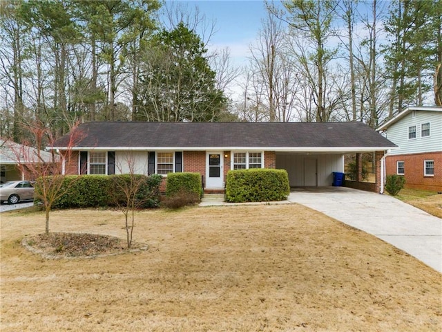 view of front facade featuring a front lawn and a carport