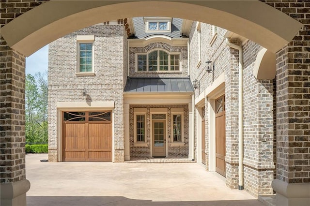 view of front facade featuring a garage