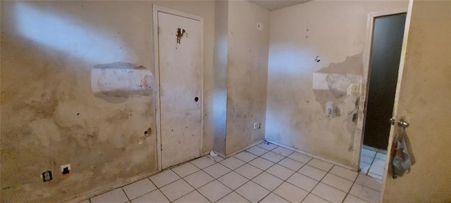 spare room featuring light tile patterned floors